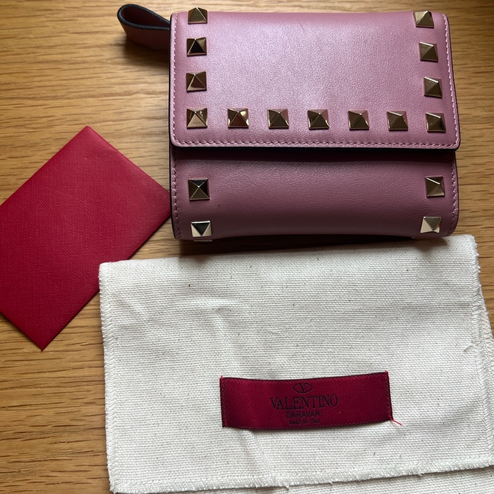 Valentino Garavani rockstud wallet.